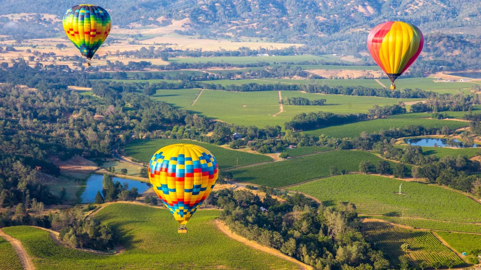 Luftballons starten in Pleasant Hill, Kalifornien