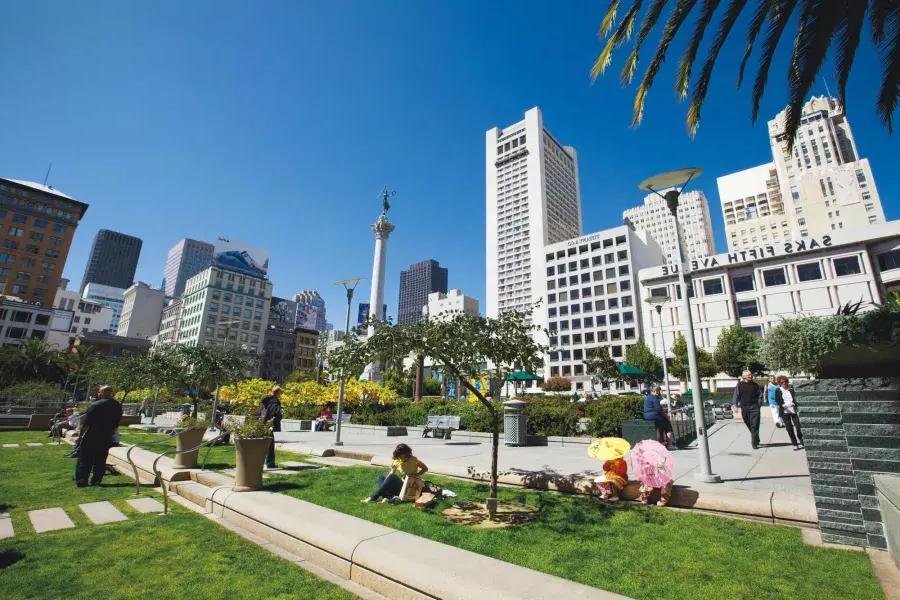 阳光明媚的日子里，人们在联合广场享受公园. 贝博体彩app，加利福尼亚.